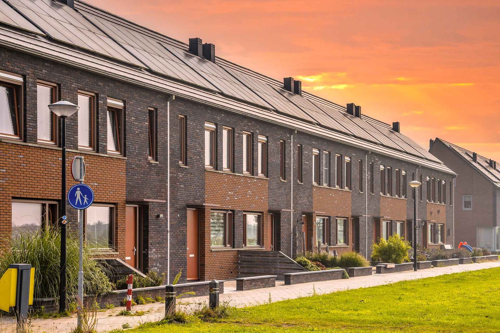 row-of-modern-houses-in-modern-ecological-neighbor-APBMB6S.jpg