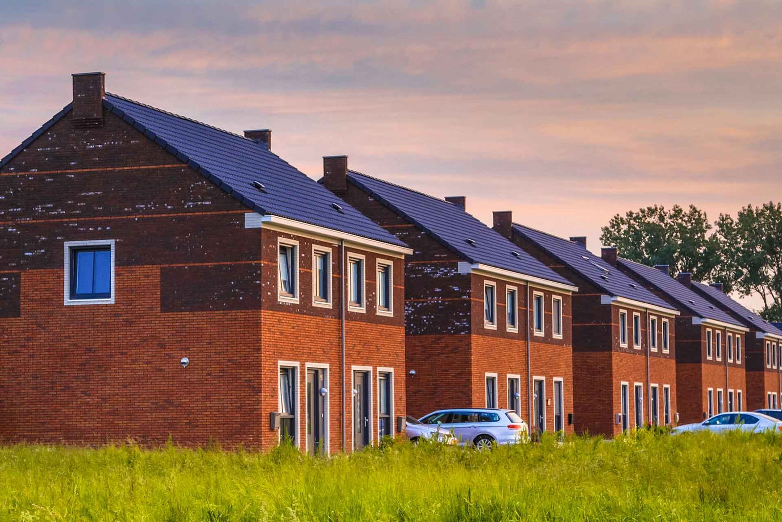 street-with-modern-family-houses-LNZ797Q.jpg